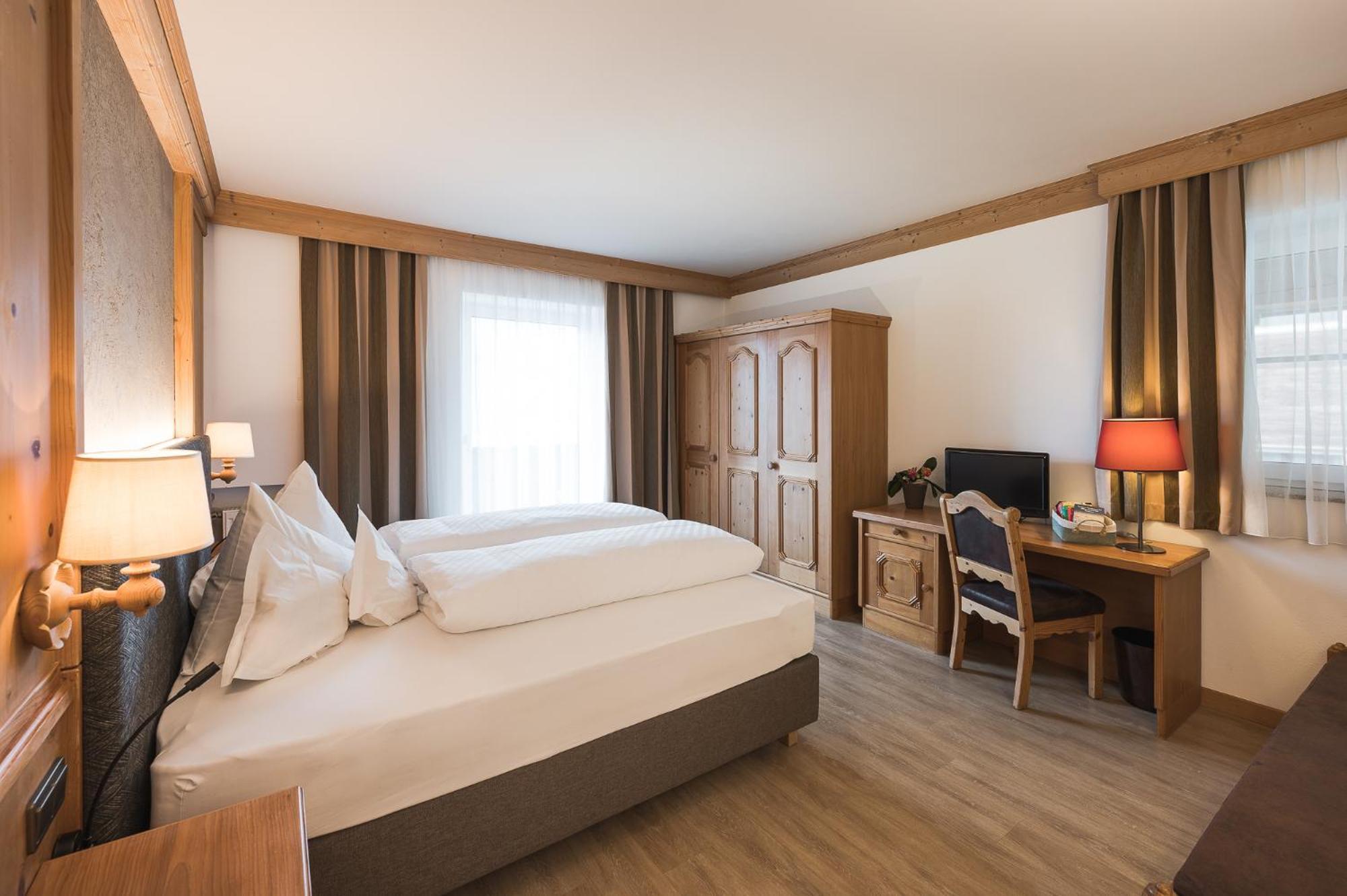 Hotel Alpenhof Tirolo Luaran gambar